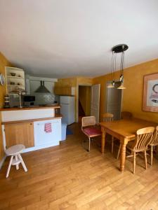 Kuchyňa alebo kuchynka v ubytovaní Maison située au Val de Baubère, petite vallée à coté du village de Seix