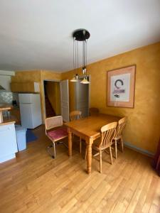 Kuchyňa alebo kuchynka v ubytovaní Maison située au Val de Baubère, petite vallée à coté du village de Seix