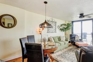 uma sala de estar com uma mesa e um sofá em Wellington 304 em Myrtle Beach