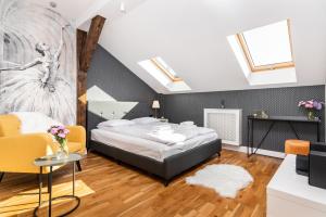 1 dormitorio con 1 cama y 2 sillas en Riverside Premium Class Apartment en Cracovia