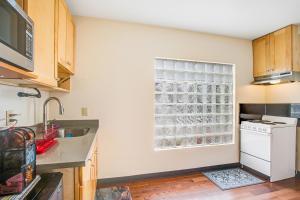 A kitchen or kitchenette at Beacon Hill Hideaway