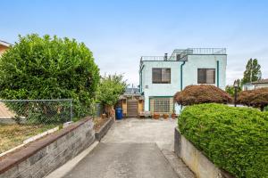 una casa con una entrada delante de ella en Beacon Hill Hideaway en Seattle