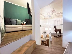 Televízia a/alebo spoločenská miestnosť v ubytovaní Happy Family Apartments Cairoli Studio