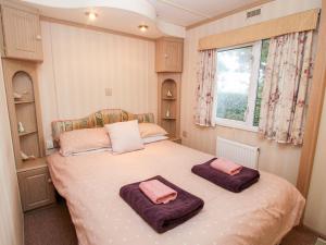 ein Schlafzimmer mit einem Bett mit zwei Handtüchern darauf in der Unterkunft 7 Old Orchard in Much Wenlock