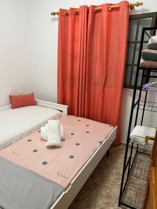 Casa La Orilla 2 في بلايا هوندا: غرفة نوم بسريرين بطابقين وستارة حمراء
