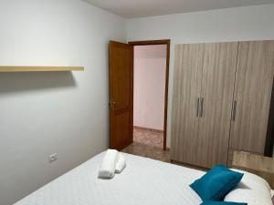 1 dormitorio con 1 cama y armario de madera en Casa La Orilla 2 en Playa Honda