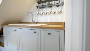 Køkken eller tekøkken på Padstow Escapes - Captains Cottage + 39 billeder