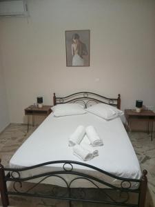 een slaapkamer met een bed met twee handdoeken erop bij Tom House 1 in Filiatra