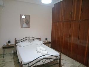 um quarto com uma cama com toalhas em Tom House 1 em Filiatrá