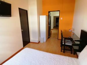 - un salon avec une table et une salle à manger dans l'établissement Miraflores Rooms, à Lima