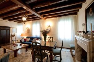 a living room with a couch and a table at Casa Dell'Albero in Venice