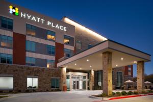 羅克沃爾的住宿－Hyatt Place Dallas/Rockwall，带有阅读安息地标志的办公楼