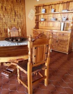 una cucina con armadi in legno e un piano cottura in camera di Villas San Francisco a Huichapan