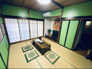 an overhead view of a living room with a couch at Da Fern in Sakaiminato