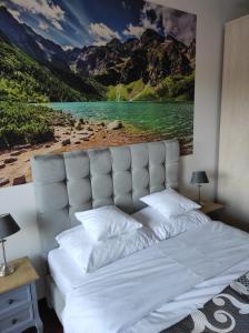 ザコパネにあるApartamenty OLEŃKAのベッドルーム1室(湖の絵画が飾られた大型ベッド1台付)
