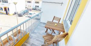 balcón con mesa y 2 sillas en Caroline's, en Vila do Bispo