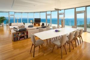 uma sala de estar com uma mesa branca e cadeiras em Radisson Blu Resort & Spa em Split