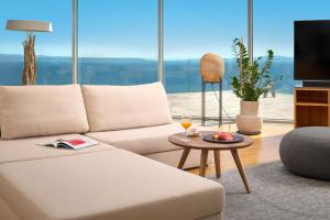 منتجع وسبا راديسون بلو في سبليت: غرفة معيشة مع أريكة بيضاء وطاولة