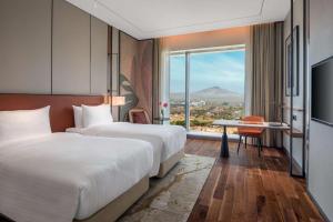 Postel nebo postele na pokoji v ubytování Radisson Blu Hotel & Spa, Nashik