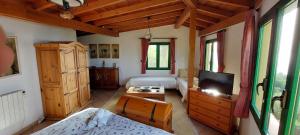 Μια τηλεόραση ή/και κέντρο ψυχαγωγίας στο Casa en Finca Ecológica - Wifi