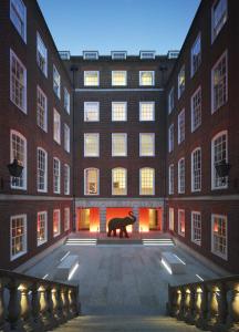 un gran edificio con una estatua de oso en el medio en Apex Temple Court Hotel en Londres