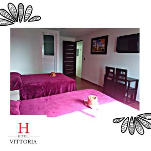 pokój hotelowy z 2 łóżkami i stołem w obiekcie HOTEL VITTORIA w mieście San Felipe Hueyotlipan