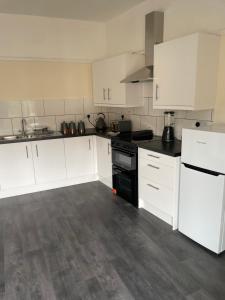 Ett kök eller pentry på Large 4 Bedroom Sleeps 8, Luxury Apartment for Contractors and Holidays near Bedford Centre - 1 FREE PARKING SPACE & FREE WIFI