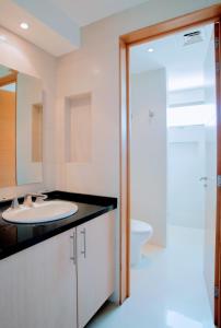 a bathroom with a sink and a toilet at Terra Residencial in Veracruz