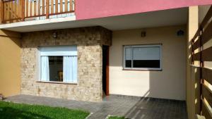 a house with two windows and a door at DUPLEX TIERRA DE MAR 2 in San Clemente del Tuyú