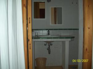 une salle de bain avec un lavabo et un miroir dans l'établissement Casa U' Cucunciu, à Lipari