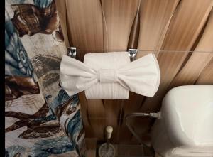 eine Rolle Toilettenpapier mit einer Schleife im Bad in der Unterkunft The Golden Inn in Marigot