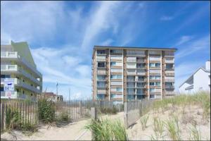 un edificio de talla junto a un edificio en la playa en Surfside 84 #31, en Ocean City