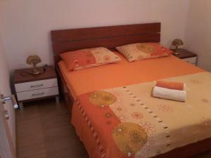 Posteľ alebo postele v izbe v ubytovaní Apartments with parking spaces Vinisce, Trogir - 12248