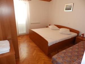 Postel nebo postele na pokoji v ubytování Apartments with a parking space Kampor, Rab - 12273