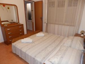 Postel nebo postele na pokoji v ubytování Apartments with a parking space Kampor, Rab - 12273