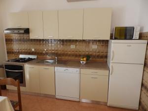 Kuchyň nebo kuchyňský kout v ubytování Apartments with a parking space Kampor, Rab - 12273