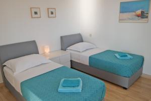 Posteľ alebo postele v izbe v ubytovaní Apartments by the sea Razanj, Rogoznica - 12280