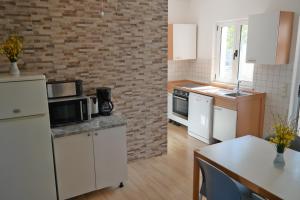 Kuchyňa alebo kuchynka v ubytovaní Apartments by the sea Razanj, Rogoznica - 12280 + 25 fotografií
