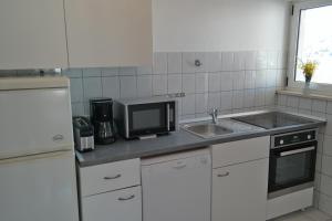 Kuchyňa alebo kuchynka v ubytovaní Apartments by the sea Razanj, Rogoznica - 12280