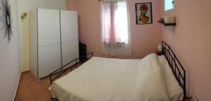 ein Schlafzimmer mit einem Bett und einem weißen Schrank in der Unterkunft Apartments by the sea Ilovik, Losinj - 12275 in Ilovik