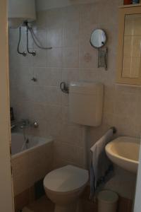 La salle de bains est pourvue de toilettes, d'un lavabo et d'une baignoire. dans l'établissement Apartments by the sea Ilovik, Losinj - 12275, à Ilovik