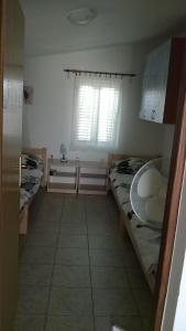 Ένα ή περισσότερα κρεβάτια σε δωμάτιο στο Apartments with a parking space Murter - 12299