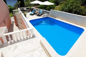 Bazén v ubytování Seaside family friendly house with a swimming pool Vela Luka, Korcula - 12289 nebo v jeho okolí