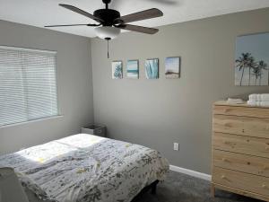 um quarto com uma cama e uma ventoinha de tecto em Carter #4 Two bedroom unit near Xavier Downtown em Cincinnati