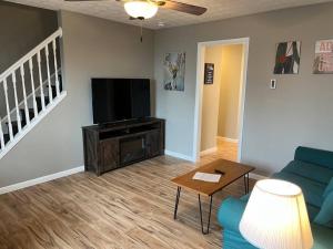 uma sala de estar com um sofá e uma televisão de ecrã plano em Carter #4 Two bedroom unit near Xavier Downtown em Cincinnati