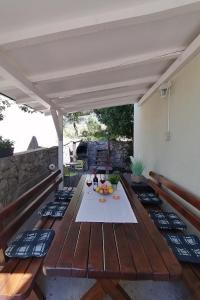 een patio met een tafel met fruit erop bij Double Room Crikvenica 12305b in Crikvenica