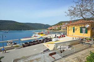un puerto deportivo con barcos atracados en un cuerpo de agua en Apartments by the sea Rabac, Labin - 12308, en Rabac 6 fotos más