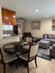Una cocina y una sala de estar con mesa y sillas. en Lovely Berryman Ave Apartment, en Los Ángeles