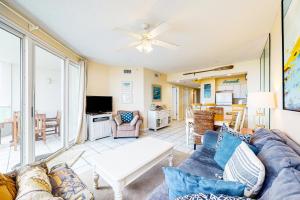 uma sala de estar com um sofá e uma mesa em Silver Beach 205 em Orange Beach