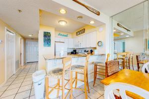 奧蘭治海灘的住宿－Silver Beach 205，厨房以及带桌椅的用餐室。